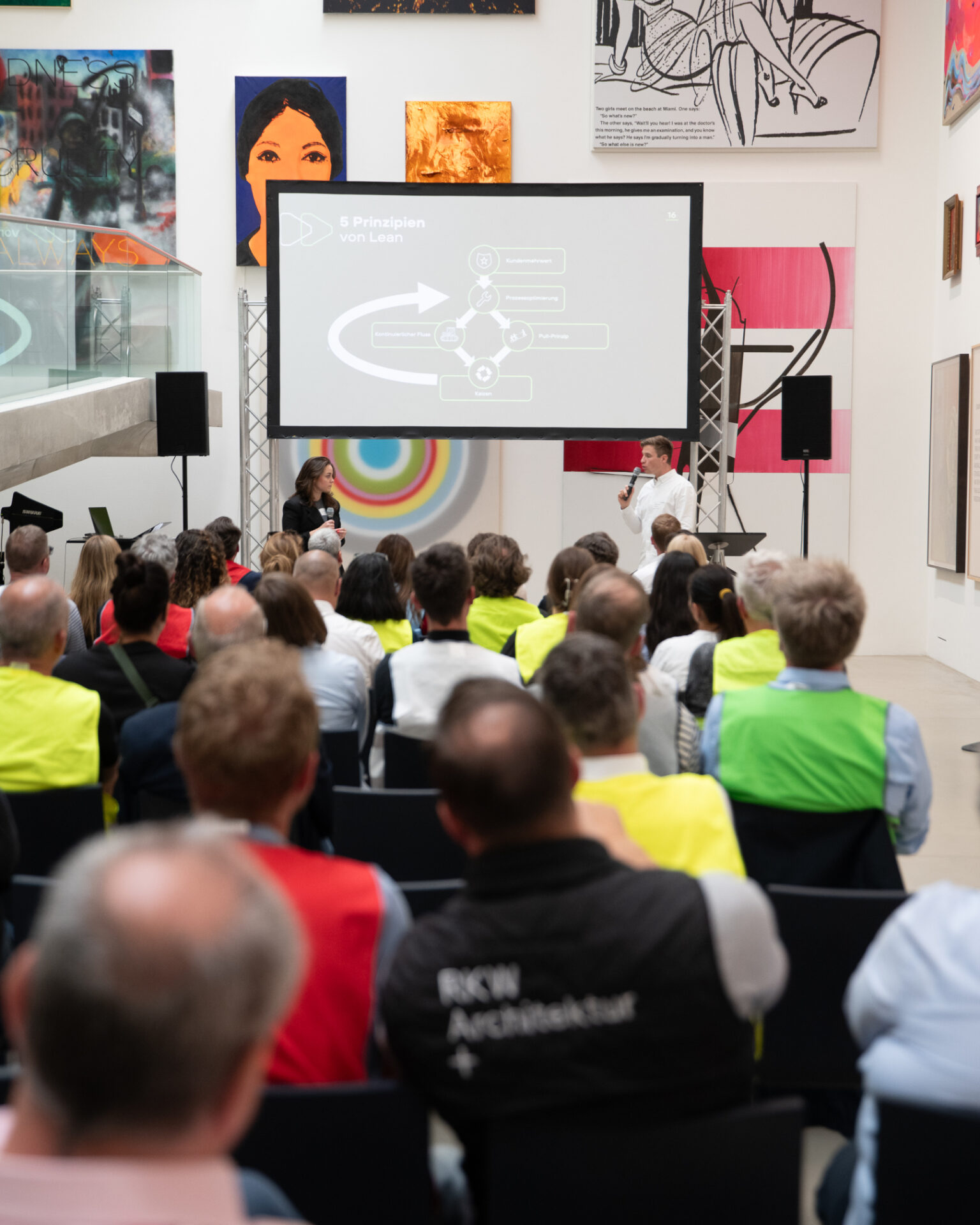 Gruppe von Teilnehmern im Lean Grundlagenseminar, Austausch zu Lean Construction Methoden.